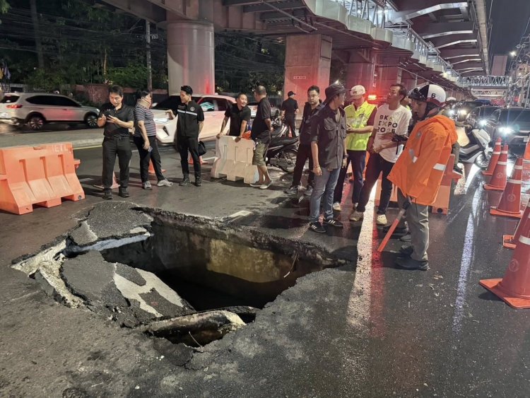 ระทึก! ถนนลาดพร้าวขาออกทรุดตัว เป็นโพรงขนาดใหญ่ หน้าโลตัสบางกะปิ