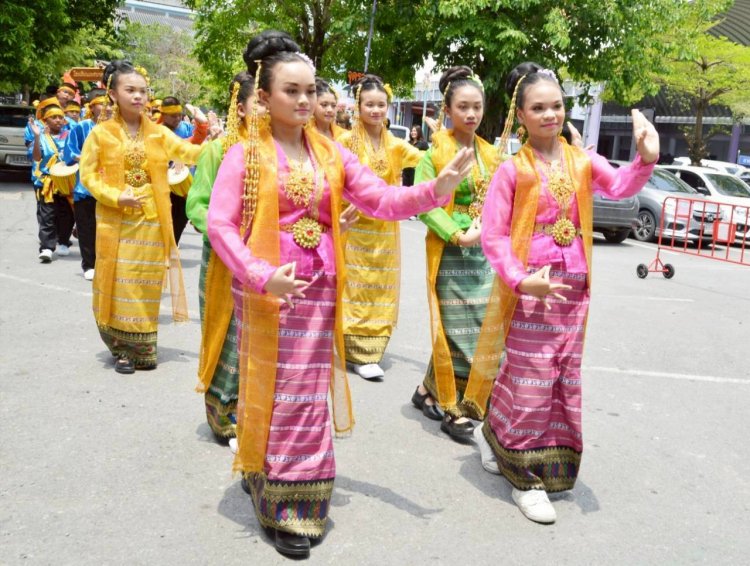 อลังการ! โรงเรียนเทศบาลเมืองปทุมธานี จับมือ 12 ชุมชน สืบสานวิถีชาวมอญ สู่หมุดหมายการท่องเที่ยวเชิงวัฒนธรรมที่ยั่งยืน