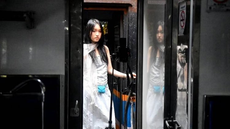 ฮิตติดลมบน!"พี่สาวจีน"แห่นั่งรถไฟไทย 5 บาท เส้นเชียงใหม่-ลำพูน ยลวิถีชีวิตคนท้องถิ่นข้างทาง