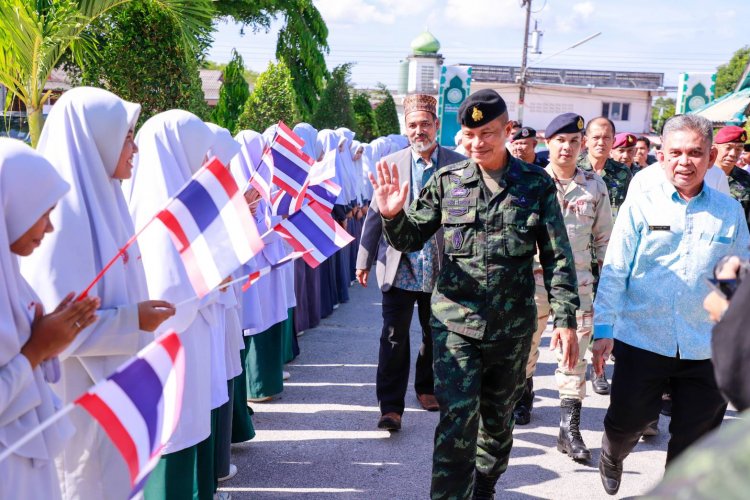 แม่ทัพภาคที่ 4 ลงพื้นที่พบปะนักเรียนในโครงการ “ฅนไทยที่ดี” เสริมภูมิคุ้มกันทางความคิด สู่สังคมพหุวัฒนธรรมที่เข้มแข็ง