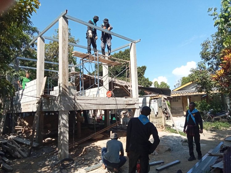 ฉก.กรมทหารพรานที่ 45 นำผู้นำชุมชน-ประชาชนซ่อมแซมบ้านผู้ยากไร้ที่ระแงะยกระดับคุณภาพชีวิต