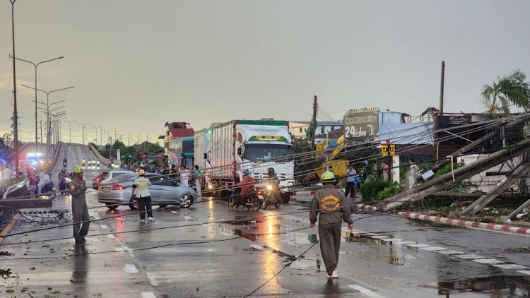 พายุฝนถล่มฉลองกรุง! เสาไฟแรงสูงหักโค่น 15 ต้น ทับรถพังยับ 10 คัน เจ็บ 3