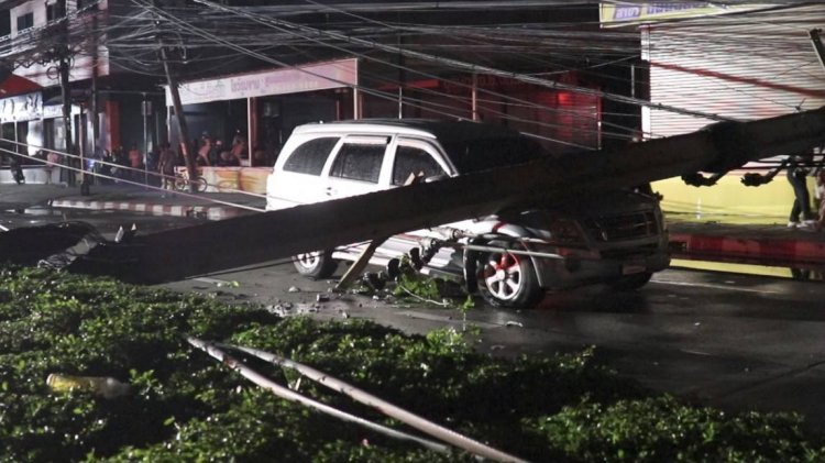 กทม.ระดมเครนกู้วิกฤตถนนฉลองกรุงหลังพายุฝนซัดโค่นเสาไฟกว่า 50 ต้น ทับรถพังยับ-เจ็บ 4