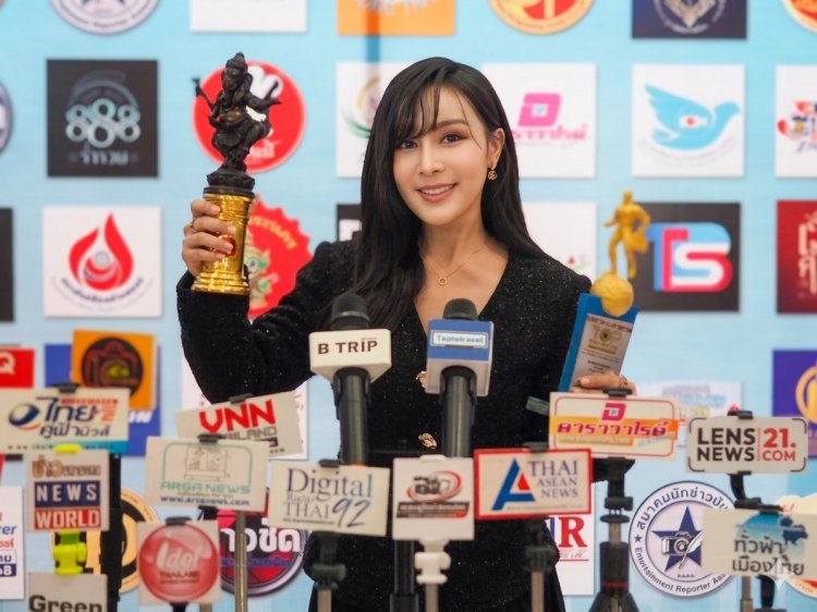 “กริ๊ง รังสิมา” รับรางวัลพิธีกรรายการสุขภาพยอดเยี่ยม เวที “นพเก้าดาวมงกุฎเพชร” ตอกย้ำคนข่าว 16 ปี สู่บทบาทนักสื่อสารสุขภาพ