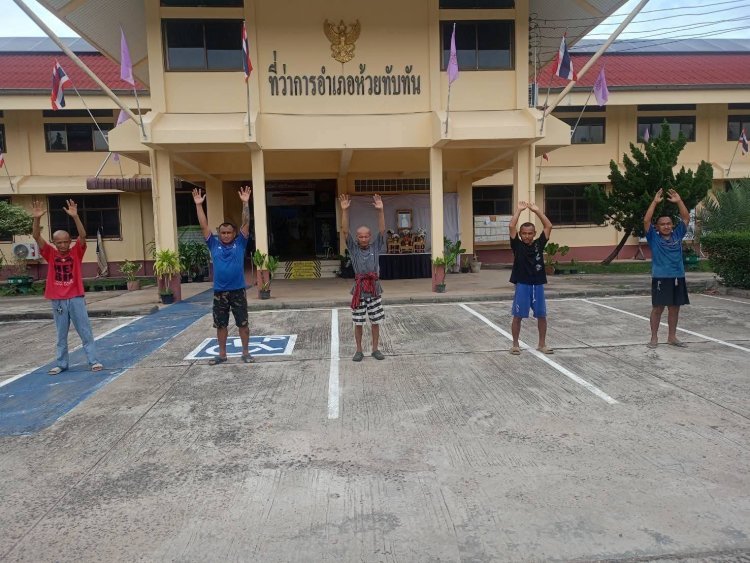 ปลัดอำเภอห้วยทับทัน นำตัวผู้เสพยาเสพติดเข้ารับการฟื้นฟูสภาพทางสังคม