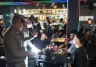 ตำรวจ สน.ลุมพินี บุกทลายผับเถื่อน 2 แห่งย่านซอยราชดำริ รวบพนักงาน 15 ราย