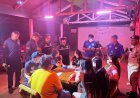 ตม.สกลนคร ตรวจเข้มร้านอาหาร สถานประกอบการ พบสาวลาวลอบทำงานไม่มีใบอนุญาต