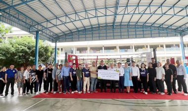 อดีตผู้ว่าฯ ชลบุรี ร่วมส่งมอบเวทีมวยพร้อมอุปกรณ์ และห้องดนตรี–นาฏศิลป์ ให้โรงเรียนเกาะสีชัง