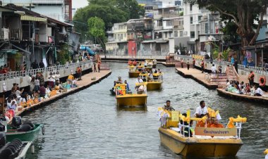 ตักบาตรทางเรือรอบเกาะรัตนโกสินทร์ในรอบ 240 ปีถวายเป็นพระราชกุศลในหลวง
