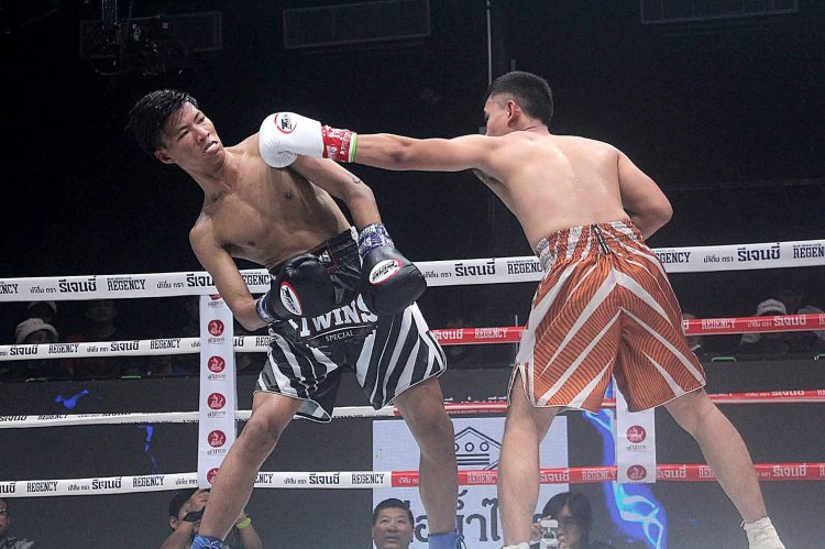 "ไทยเกอร์" โชว์ลีลาควงกำปั้นไล่ต้อน "ทวีชัย" ชนะคะแนน THE FIGHTER EVOLUTION