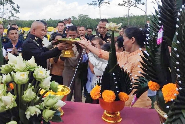 มทภ.2 ประธานพิธีบรรจุพระบรมสารีริกธาตุในองค์พระพุทธรูป ที่อำเภอกันทรลักษ์