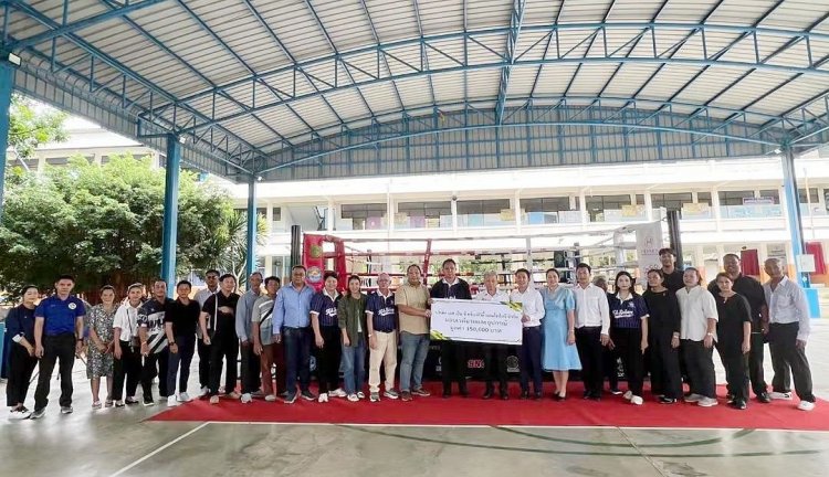 อดีตผู้ว่าฯ ชลบุรี ร่วมส่งมอบเวทีมวยพร้อมอุปกรณ์ และห้องดนตรี–นาฏศิลป์ ให้โรงเรียนเกาะสีชัง