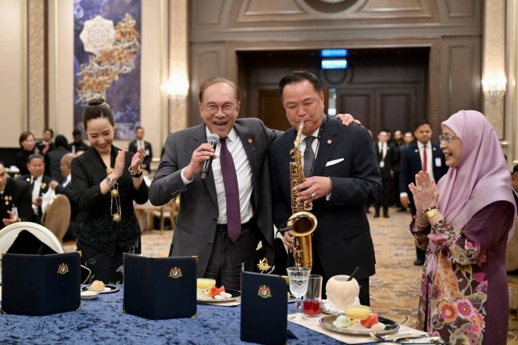 สัมพันธ์ไทย-มาเลย์ ชื่นมื่น! ‘อนุทิน’ เป่าแซกโซโฟน ‘อันวาร์’ ร้องเพลง ‘My Way’ ขณะรับประทานอาหารกลางวัน