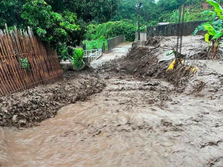 แม่อายอ่วม!ฝนกระหน่ำน้ำป่าทะลักท่วมบ้านห้วยสานต้นไม้ยักษ์โค่นทับกระบะ-สายไฟขาด