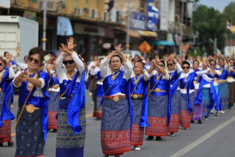 พลังแห่งศรัทธา! ขบวนนางรำ 500 ชีวิตนำแห่เทียนพรรษาสืบสานประเพณีคู่พิษณุโลก