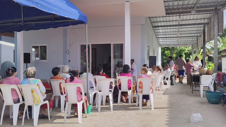 คนชายแดนศรีสะเกษแห่ร่วมทำบุญบ้านหลังใหม่ หลังโดนระเบิดเหตุปะทะชายแดน ครบ 1 ปี