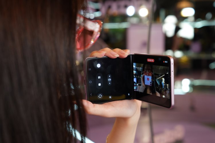 Galaxy Z Flip8 พับดีไซน์เก๋ บางเบาสุดที่เคยมี มาพร้อมสีชมพูสุดคิวท์ใหม่ อัปเกรดจอ FlexWindow 4.1 นิ้ว พับ ตั้ง ถ่ายรูปสนุกไม่ต้องง้ออุปกรณ์เสริม