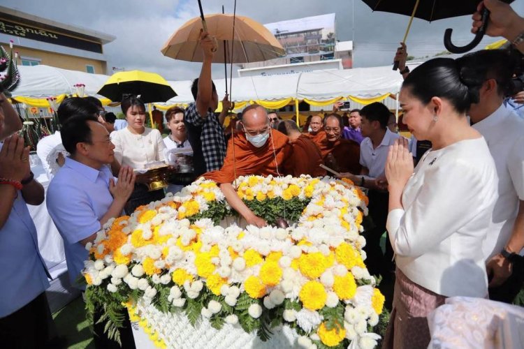 “รมต.สุขสมรวย” ร่วมพิธีวางศิลาฤกษ์ “ตึกหลวงปู่แสง ญาณวโร”ยกระดับคุณภาพชีวิตชาวหัวสะพาน