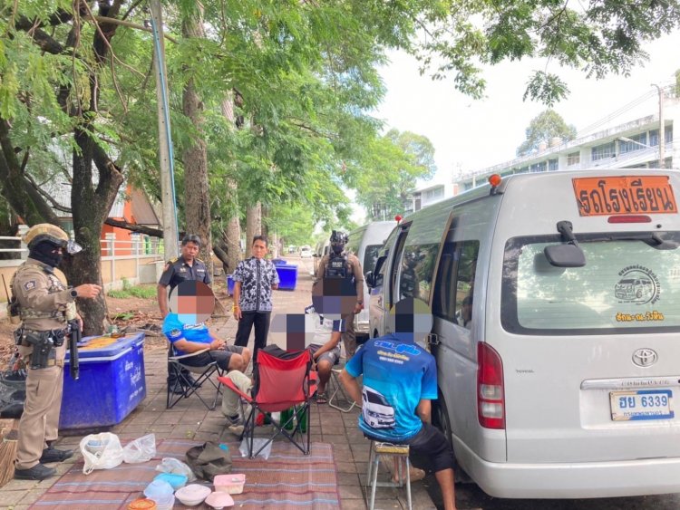 ชาวบ้านศรีสะเกษร้องศูนย์ดำรงธรรมกลุ่มโชเฟอร์รถตู้รับส่งนักเรียนตั้งวงซดเหล้าส่งเสียงรบกวนทุกวัน
