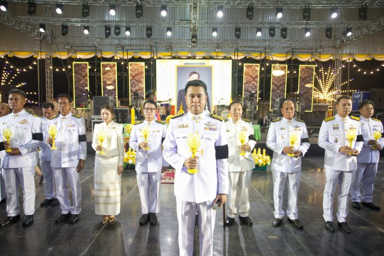 พสกนิกรบ้านกลางพร้อมใจจุดเทียนถวายพระพรชัยมงคล “ในหลวง”